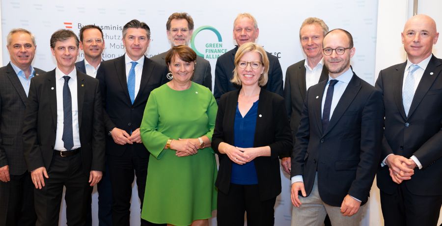 Green Finance: Jahresveranstaltung 2023 - Gruppenbild aller zehn Mitglieder mit Ministerin Leonore Gewessler